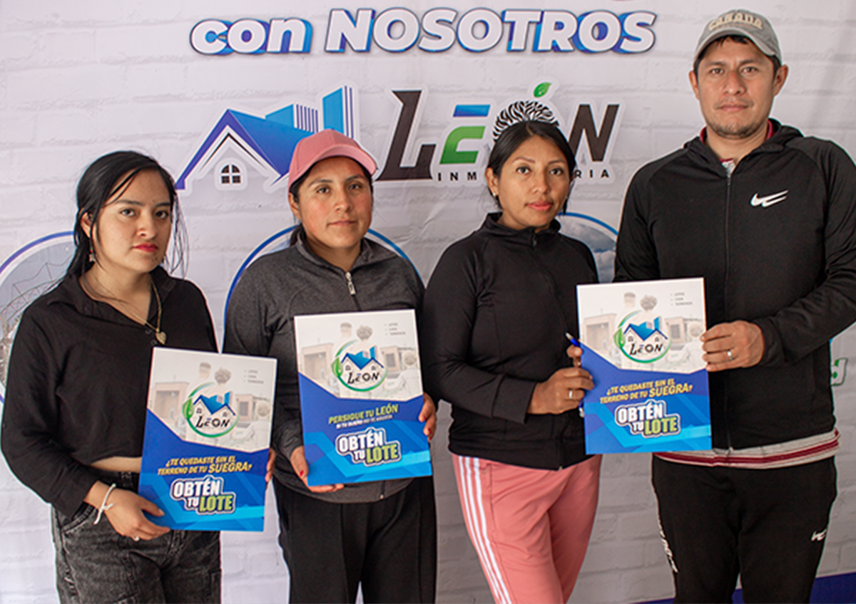 Familia Rodríguez en su lote